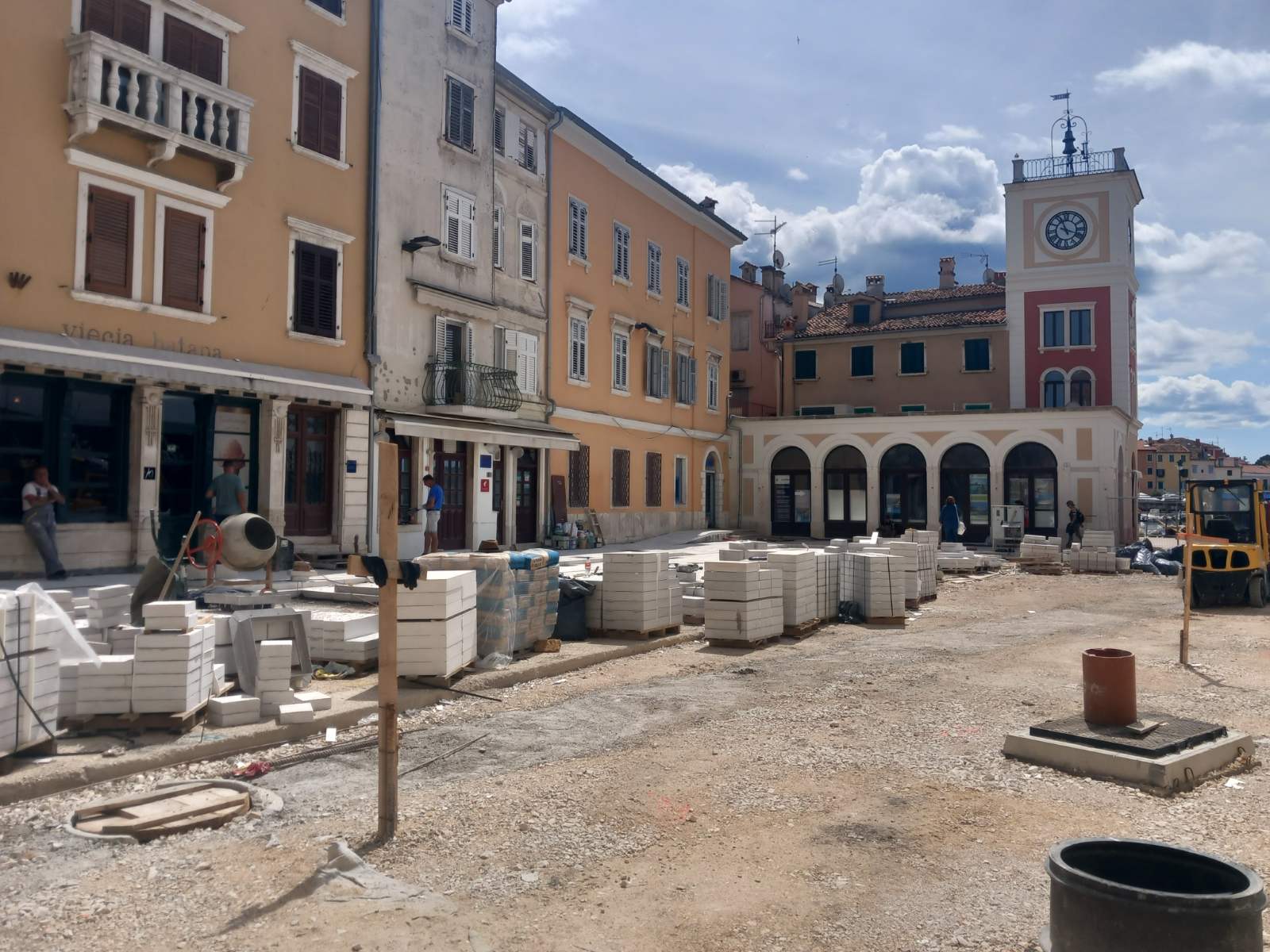 NAZIRE SE NOVA VIZURA Krenulo je popločenje rovinjskog gradskog trga