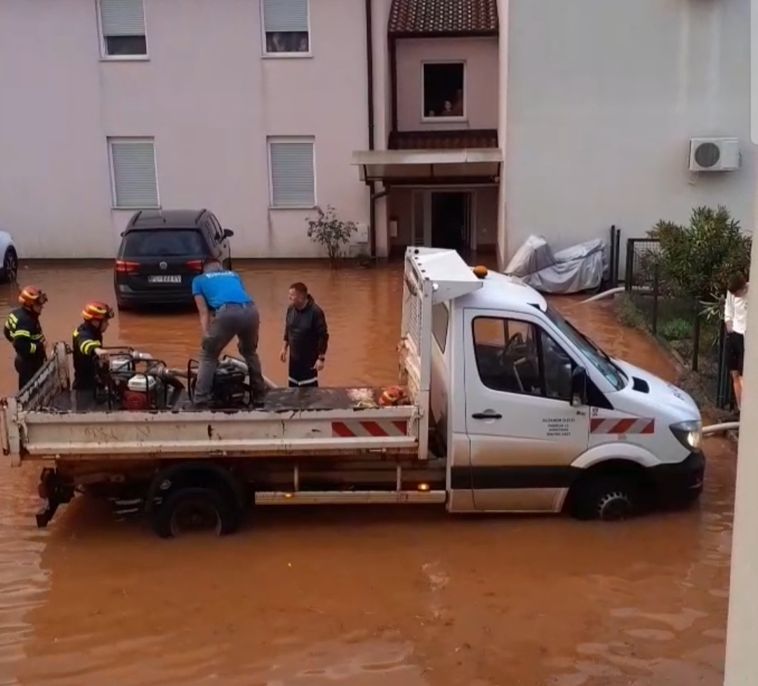 SNAŽNA CIKLONA ZAHVATILA ISTRU U Novigradu u sat vremena pala mjesečna količina kiše