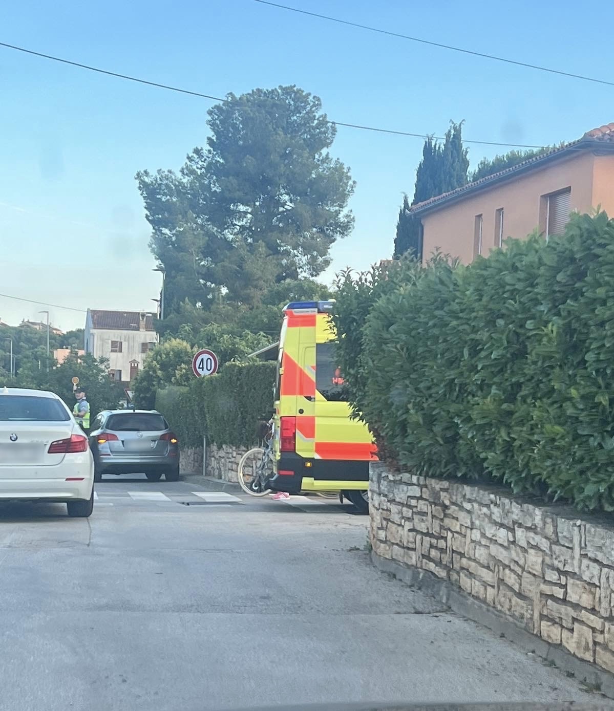 NESREĆA U ROVINJU! Maloljetnici na romobilu udarili u auto!