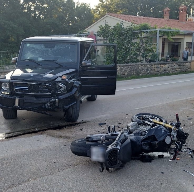 POZNATI DETALJI TRAGIČNOG DOGAĐAJA! Motociklist koji je poginuo kod Poreča od siline udarca pao preko zida i udario u stablo