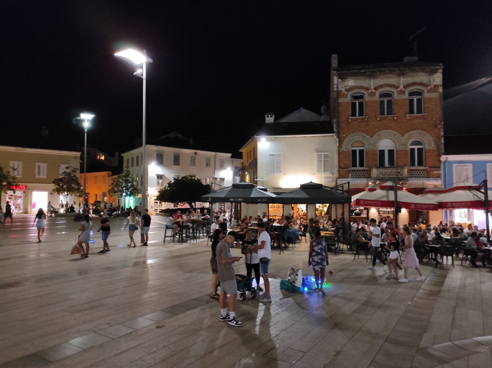 DVIJE ŽENE I MUŠKARAC Trojac u Poreču uhvaćen u krađi parfema i odjeće