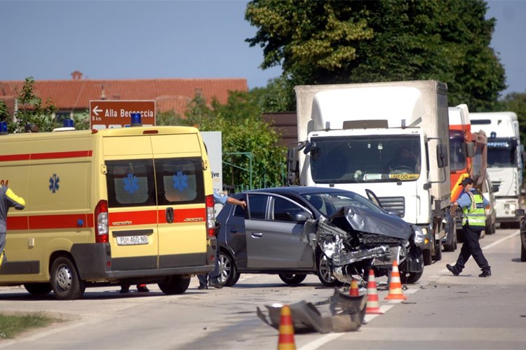 U sudaru automobila i motociklista, teško ozlijeđen 18-godišnjak!