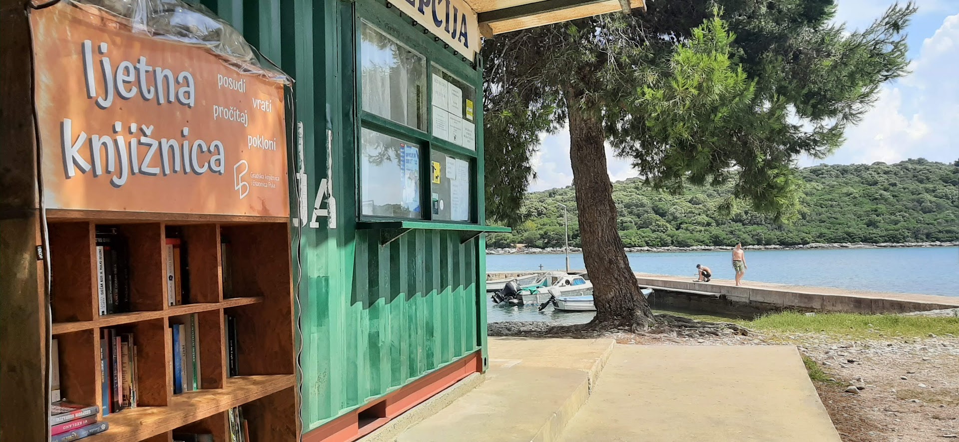 DOBRA KNJIGA ĆE VAS INSPIRIRATI! Otvorene ljetne knjižnice na omiljenim plažama Puljana - Fratarskom i Hodrobazi
