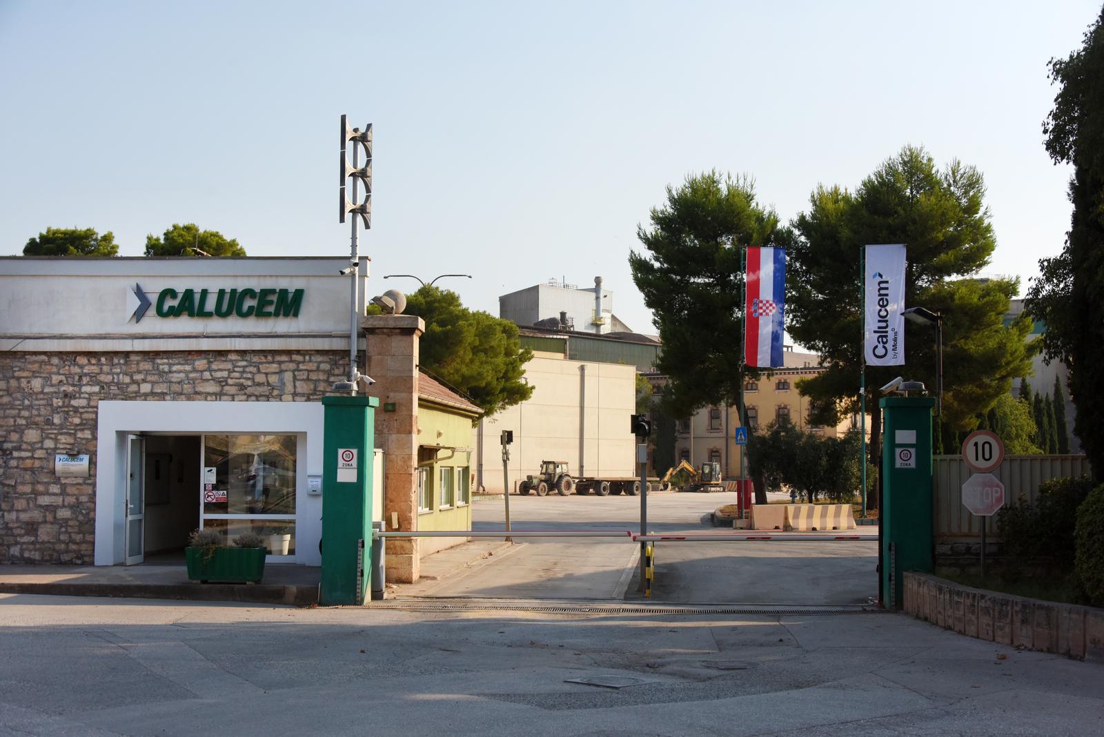 BUKA, SMRAD I PRAŠINA... Tvornica Calucem stvara brojne probleme građanima Pule, hoće li ikada prijeći na plin?