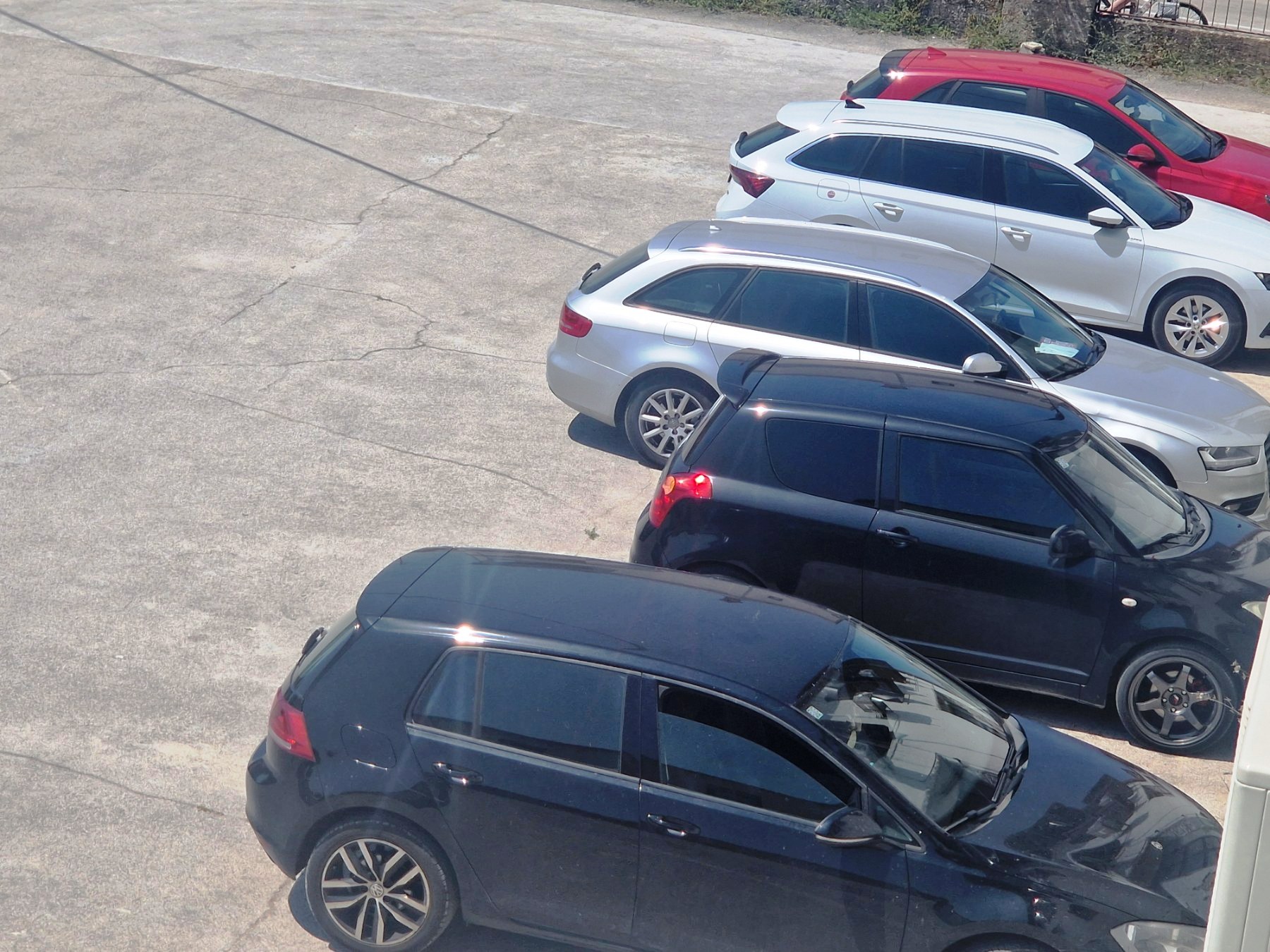 AUTOMOBIL OSTAVLJEN NA SUNCU Provjerili smo što se događa unutra!