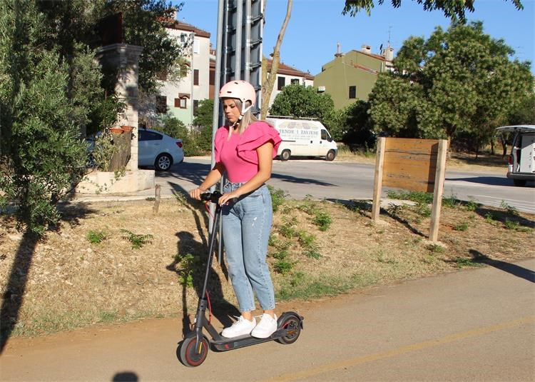 Vozači romobila najčešće su bez kacige i s mobitelima u ruci!