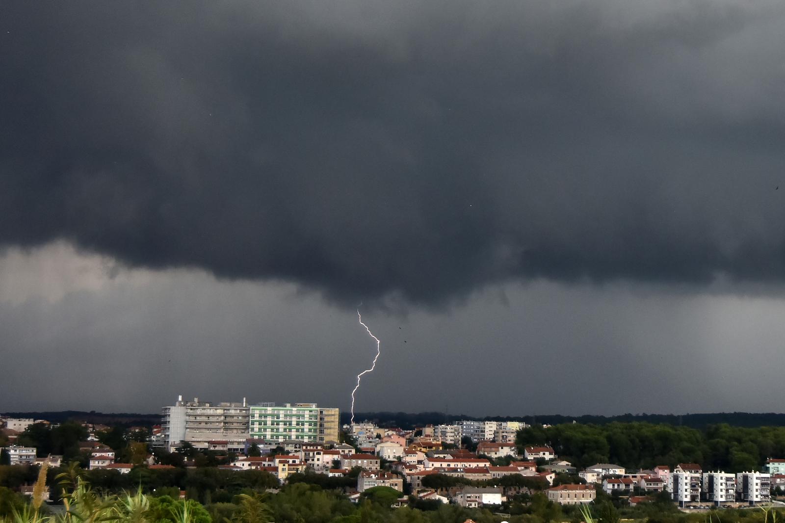 Nevrijeme zahvatilo naš poluotok, temperature jutros desetak stupnjeva niže