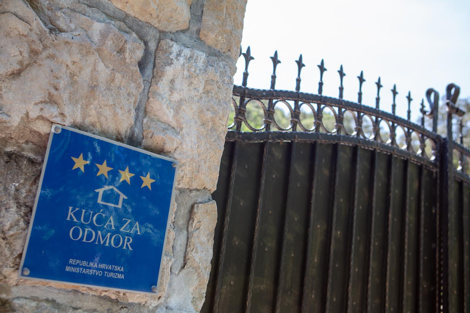 REZULTAT PREKOMJERNE IZGRADNJE! U špici sezone u Istri više od 400 slobodnih kuća za odmor