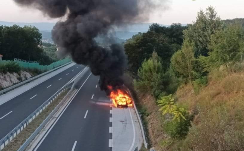 (FOTO) Na Ipsilonu izgorio automobil