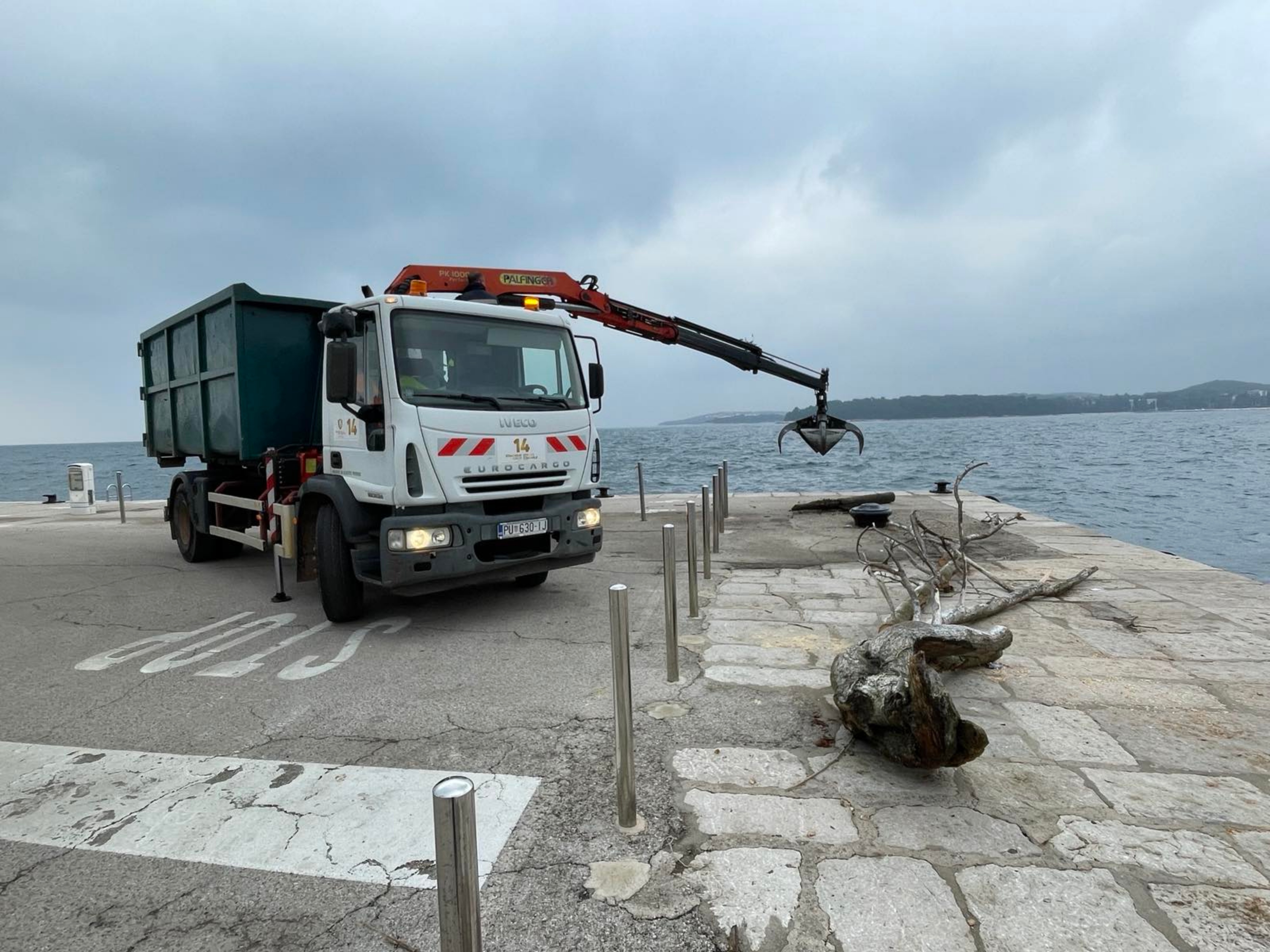 MANJAK RADNIKA Rovinj traži rješenja za nakupljanje drvenog otpada na plažama