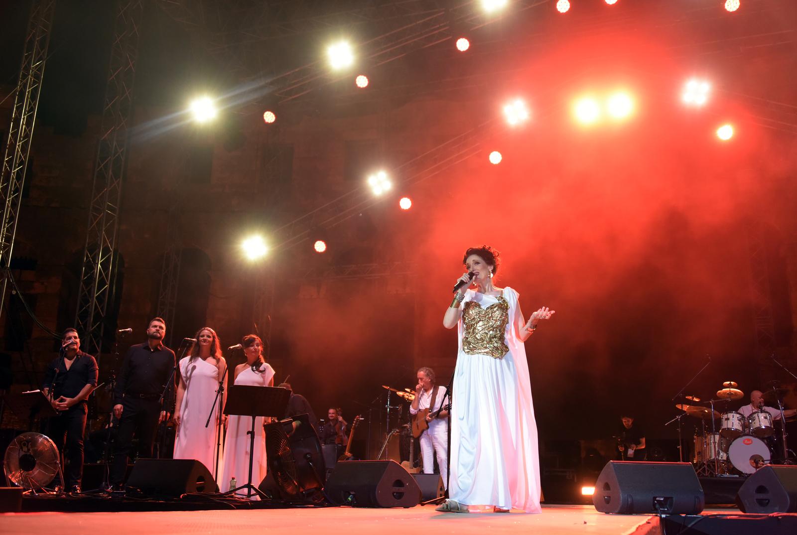 (FOTO/VIDEO) Legendarna diva Doris Dragović oduševila tisuće obožavatelja u pulskoj Areni