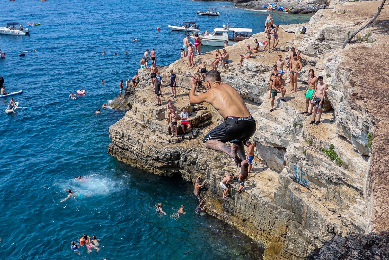 Cijela Hrvatska i dalje u crvenom, borbe s vrućinama se nastavljaju