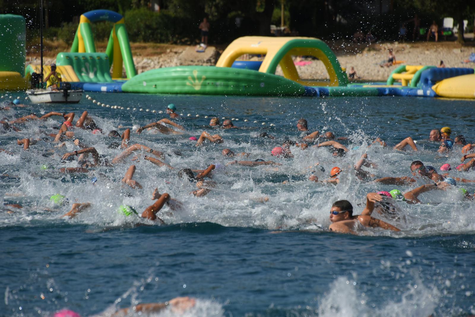 Čak 300-tinjak plivača natjecalo se na Mini maratonu grada Pule