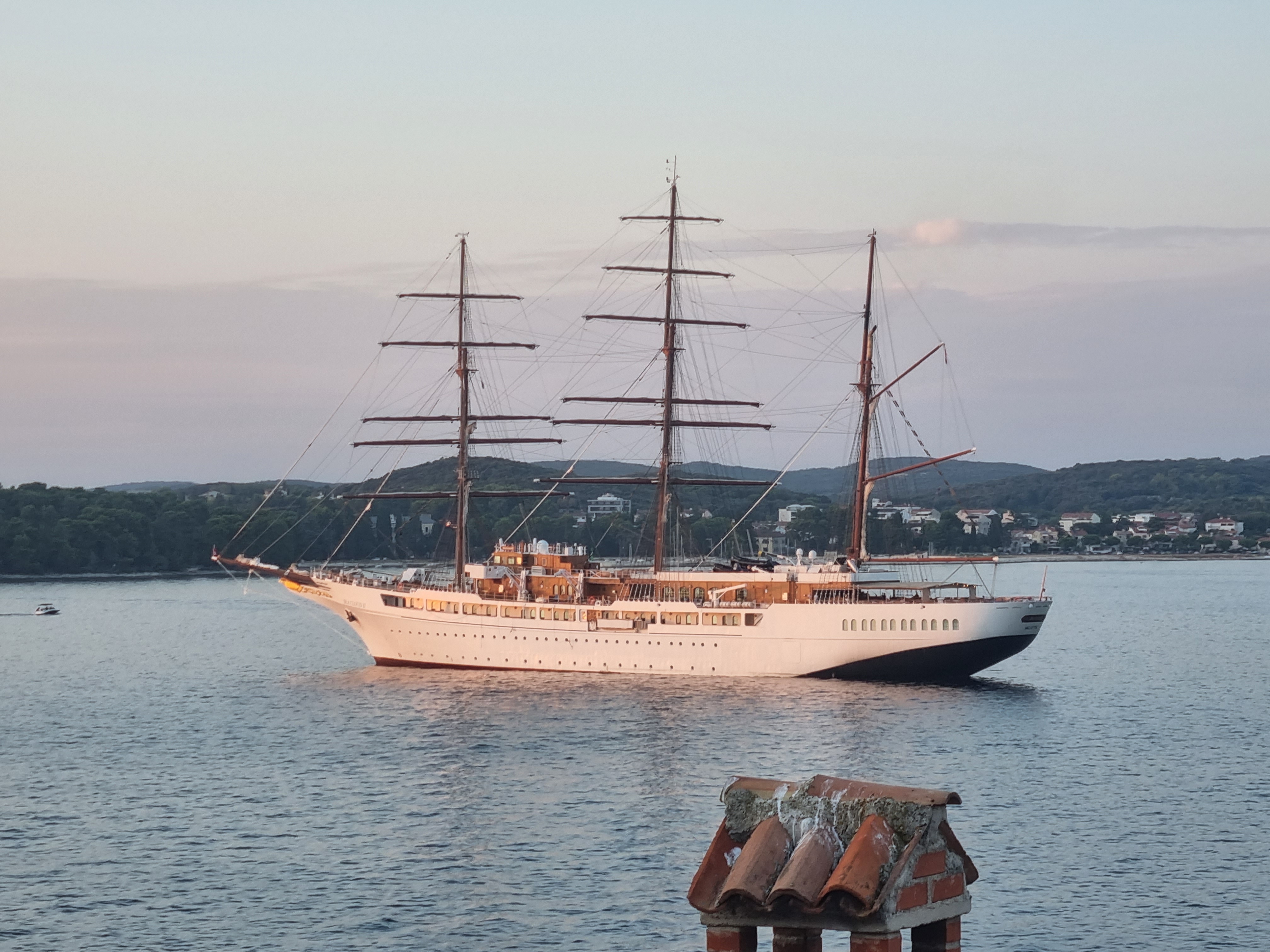 Impresivni luksuzni jedrenjak Sea Cloud ll usidren kod Rovinja