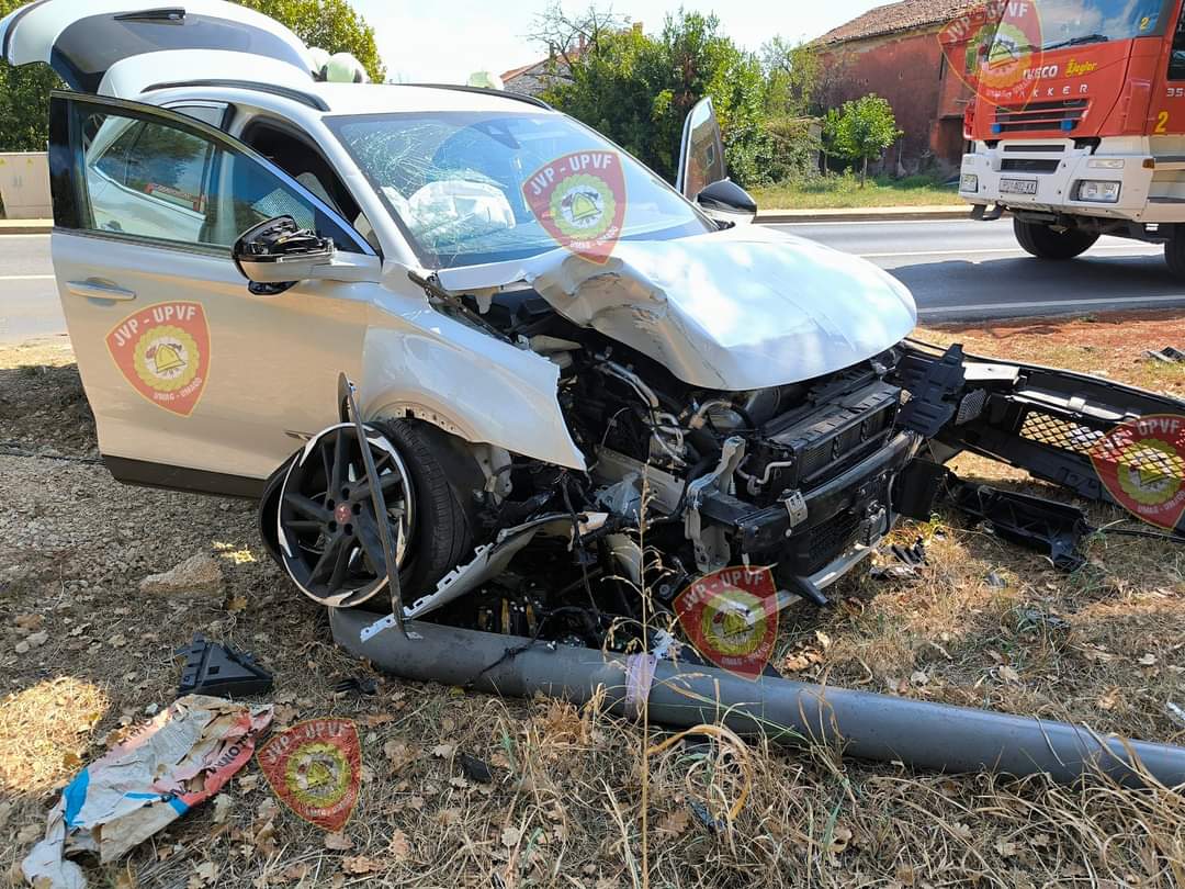 NESREĆA U UMAGU Slovenka zbog brzine vozilom sletjela s ceste i udarila u stup