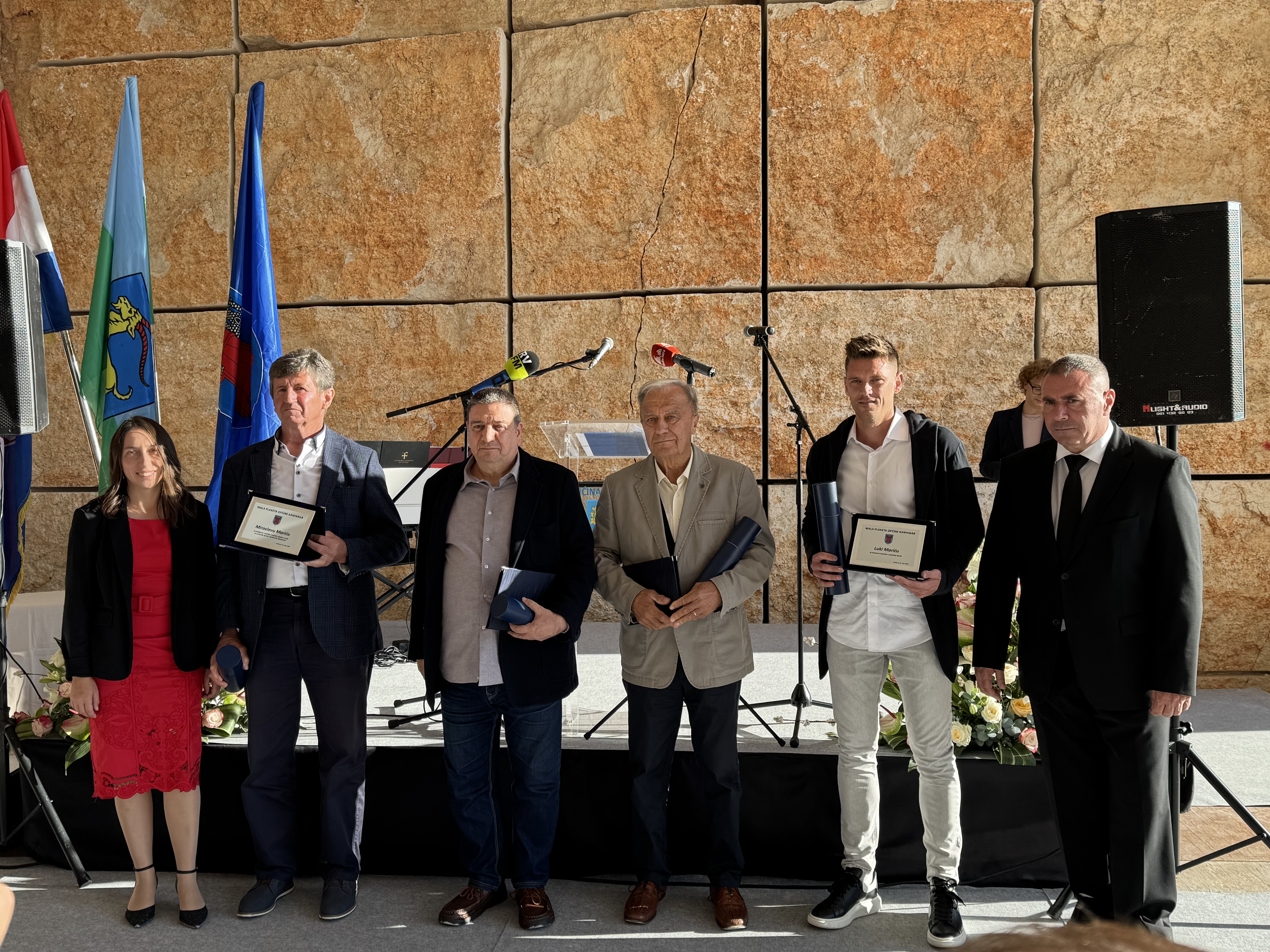 NAGRAĐENI ZASLUŽNI POJEDINCI U prekrasnom ambijentu održana svečana sjednica Općine Kanfanar