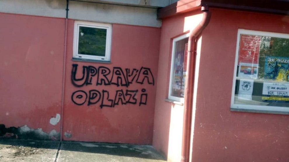 NAPETOSTI U BUZETU Uprava rukometnog kluba reagirala na natpis koji je osvanuo na zidovima dvorane