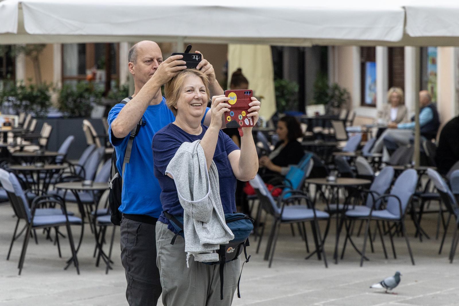 Simpatična foto bilješka: U Puli muškarac koristio svoju partnericu kao stativ za fotografiranje znamenitosti!