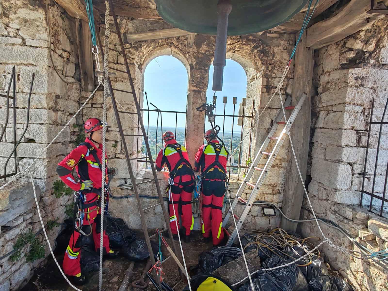 STRUČNOST, SPREMNOST I PREDANOST! Rovinjski vatrogasci očistili zvonik u Balama u sklopu mjesečne obuke