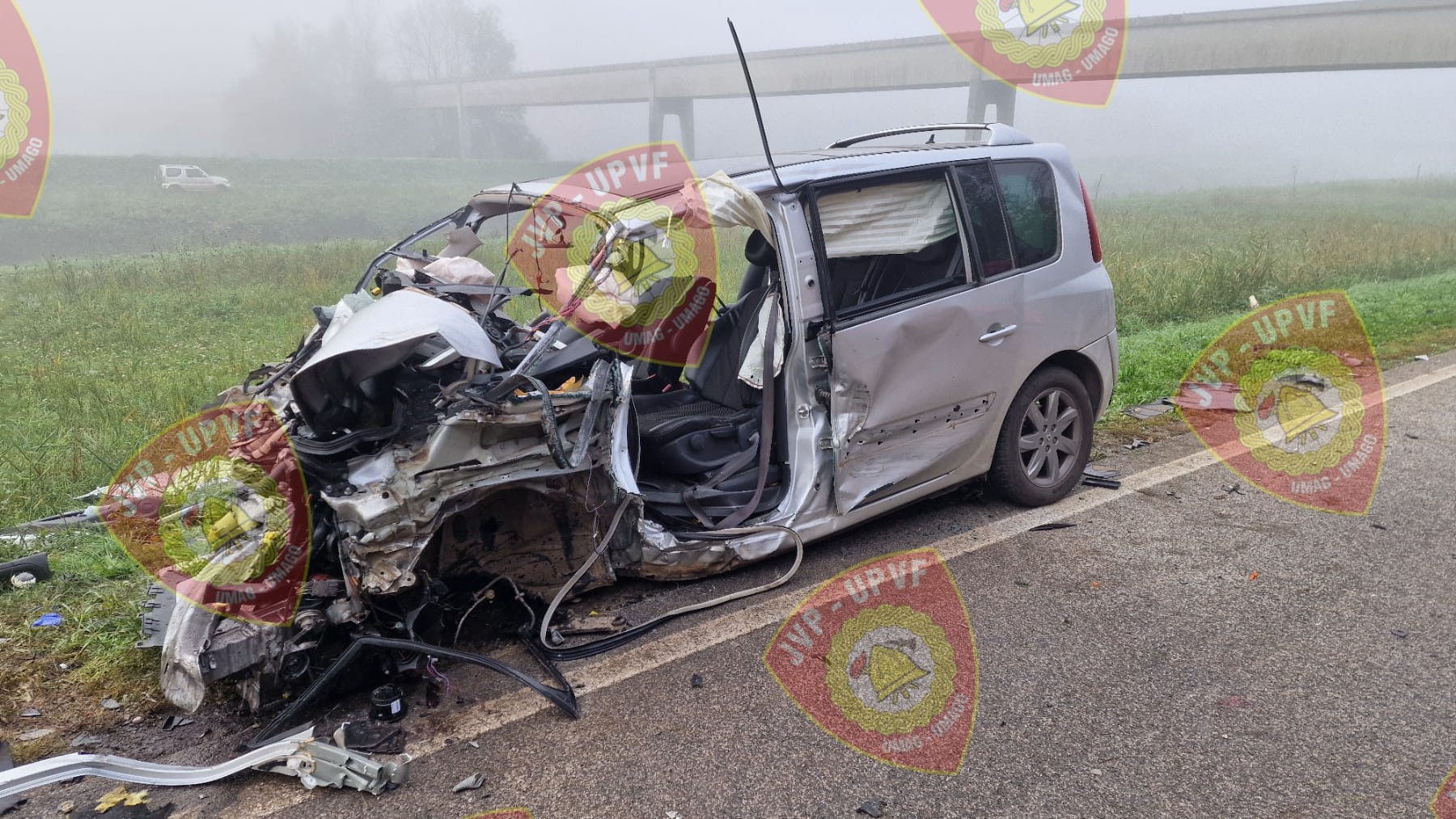 FRONTALNI SUDAR U GUSTOJ MAGLI U nesreći kod Motovuna teško ozlijeđene tri osobe, među njima i dijete