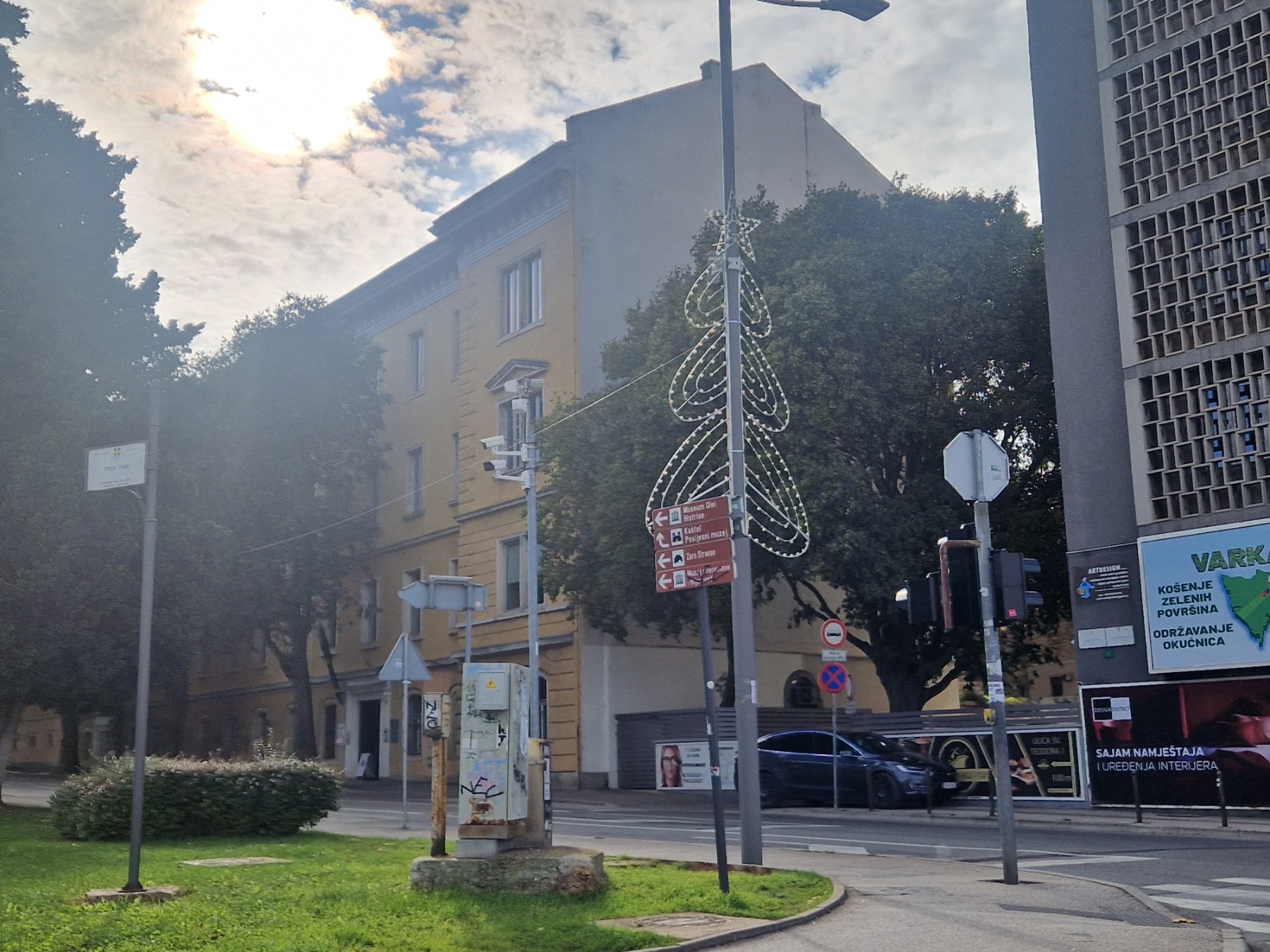 U Puli se ne gubi vrijeme! Božićni ukrasi postavljaju se diljem grada