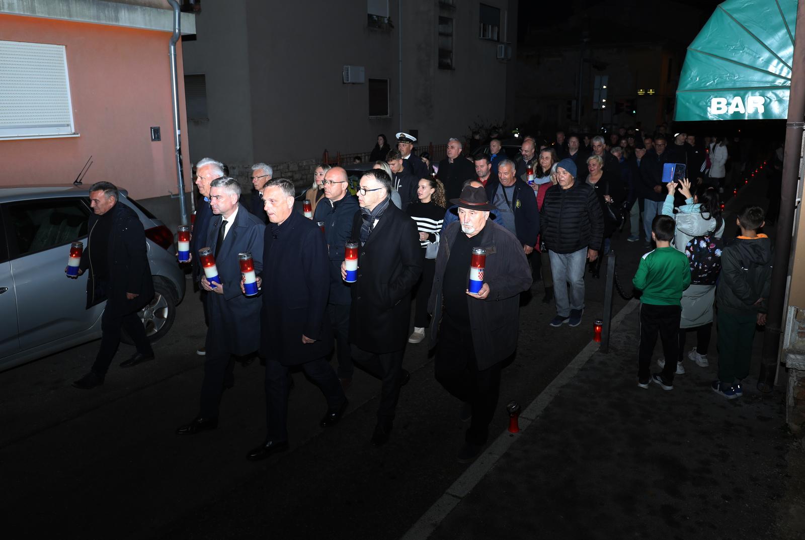 (FOTO) U Puli održan tradicionalni mimohod ''I u mom gradu Vukovar svijetli''