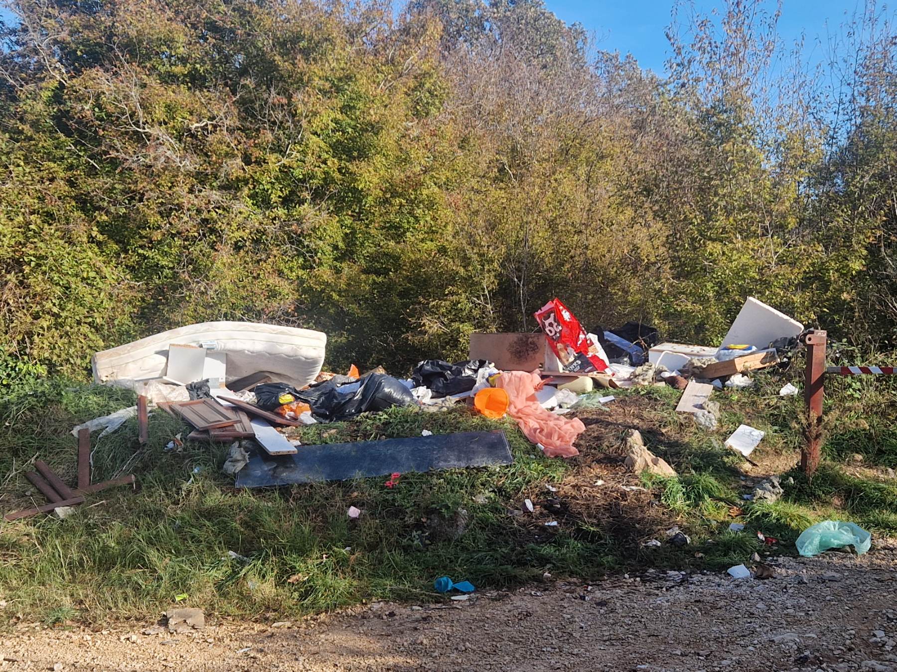 Novi slučaj na Kanfanarštini: Neodgovorni pojedinci ponovo odlažu otpad gdje stignu