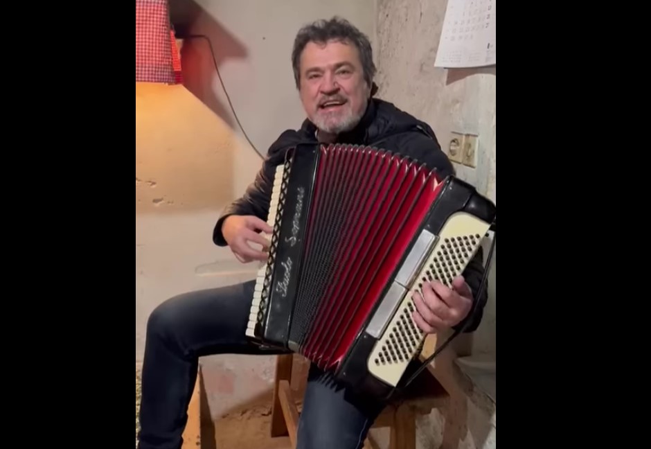 (VIDEO) Vitasović na harmonici izveo hit 'Brajde' i oduševio obožavatelje