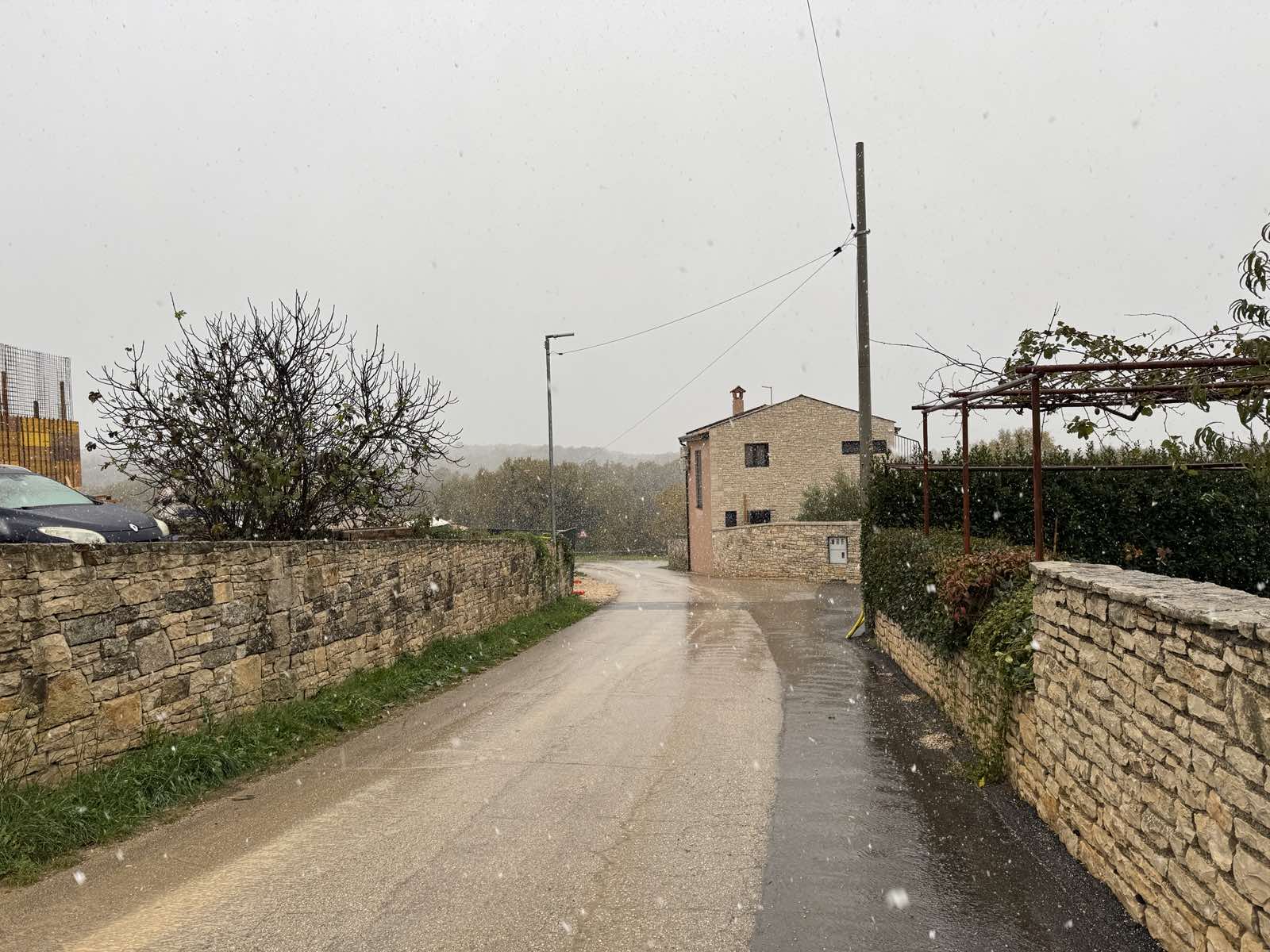 Stiže još hladnija struja, u utorak ipak mjestimična kiša diljem Istre