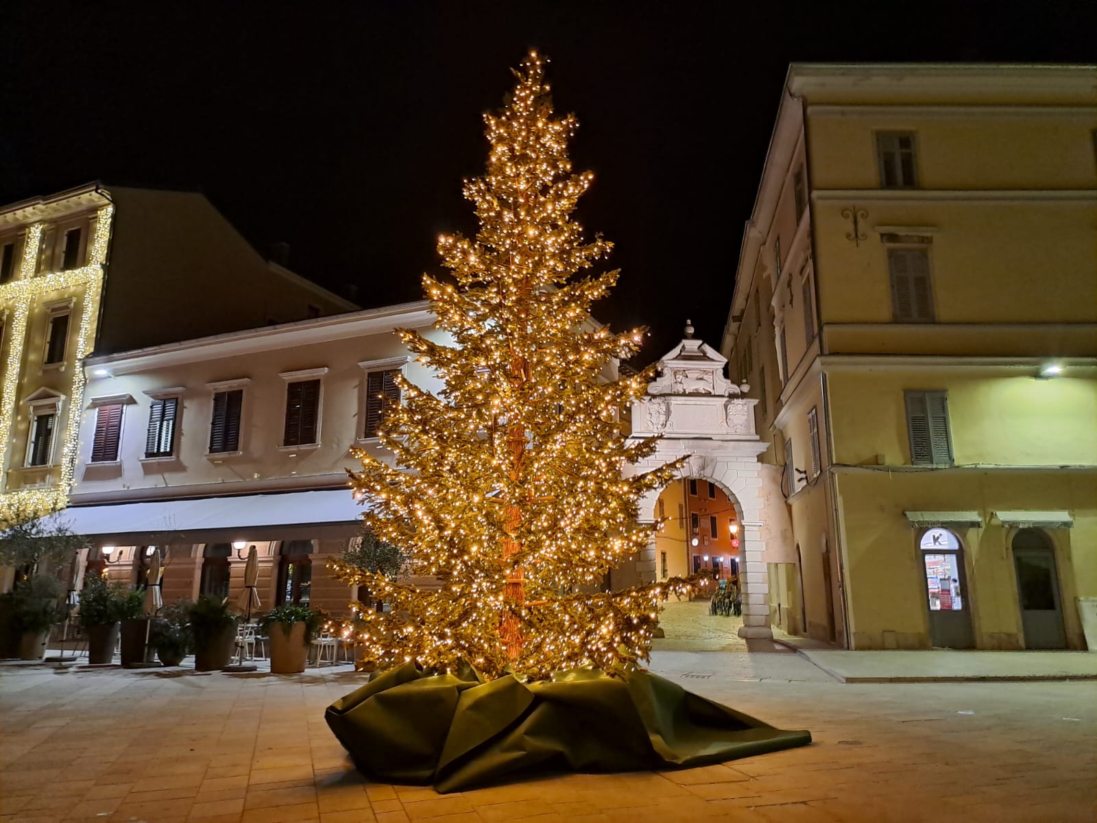 (FOTO) U centru Rovinja zasjalo novo božićno drvce!