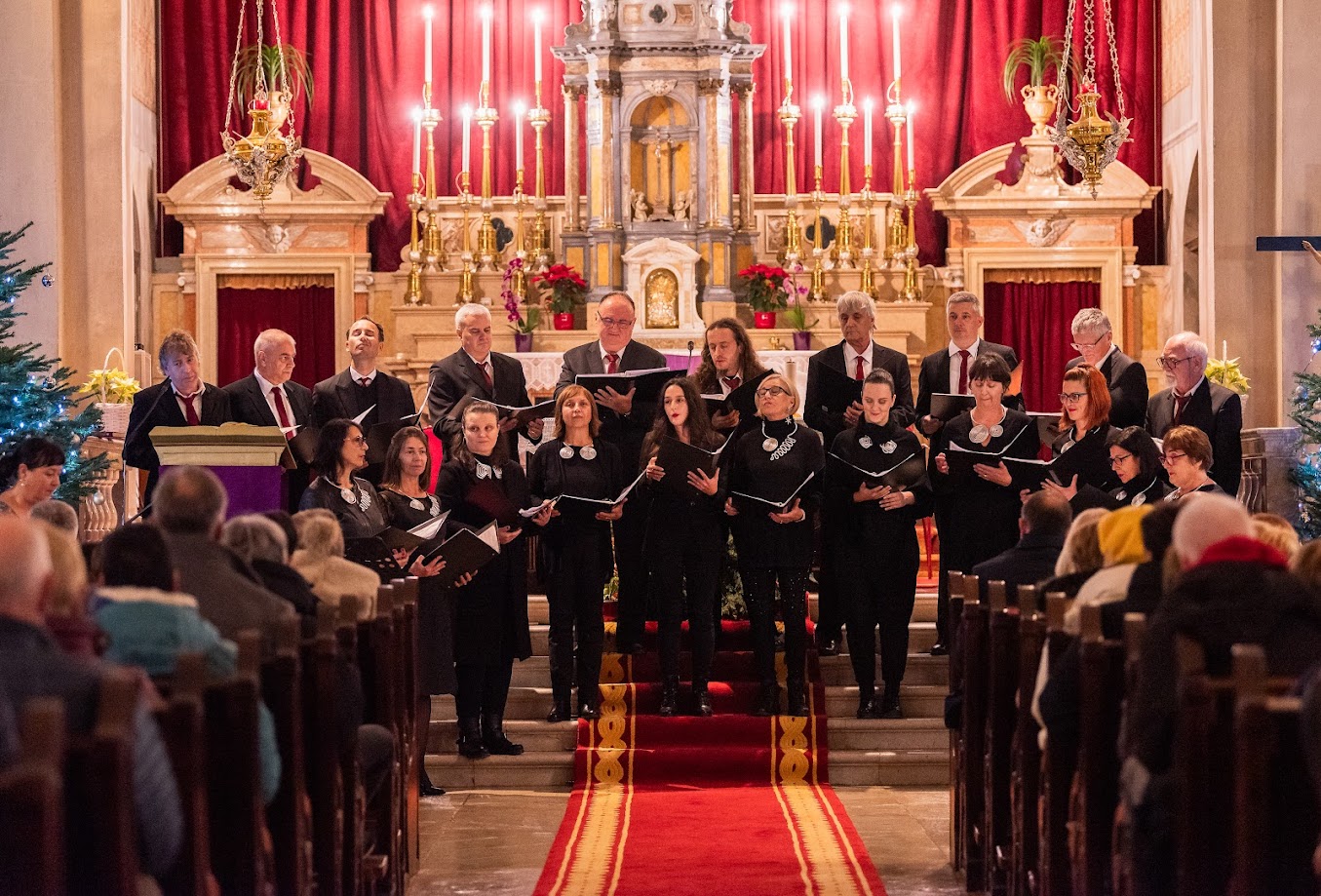 Božićni koncert rovinjskih zborova u crkvi sv. Franje oduševio publiku