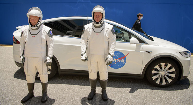 CD_dragon-1_doug-hurley-bob-behnken_TESLA.jpg