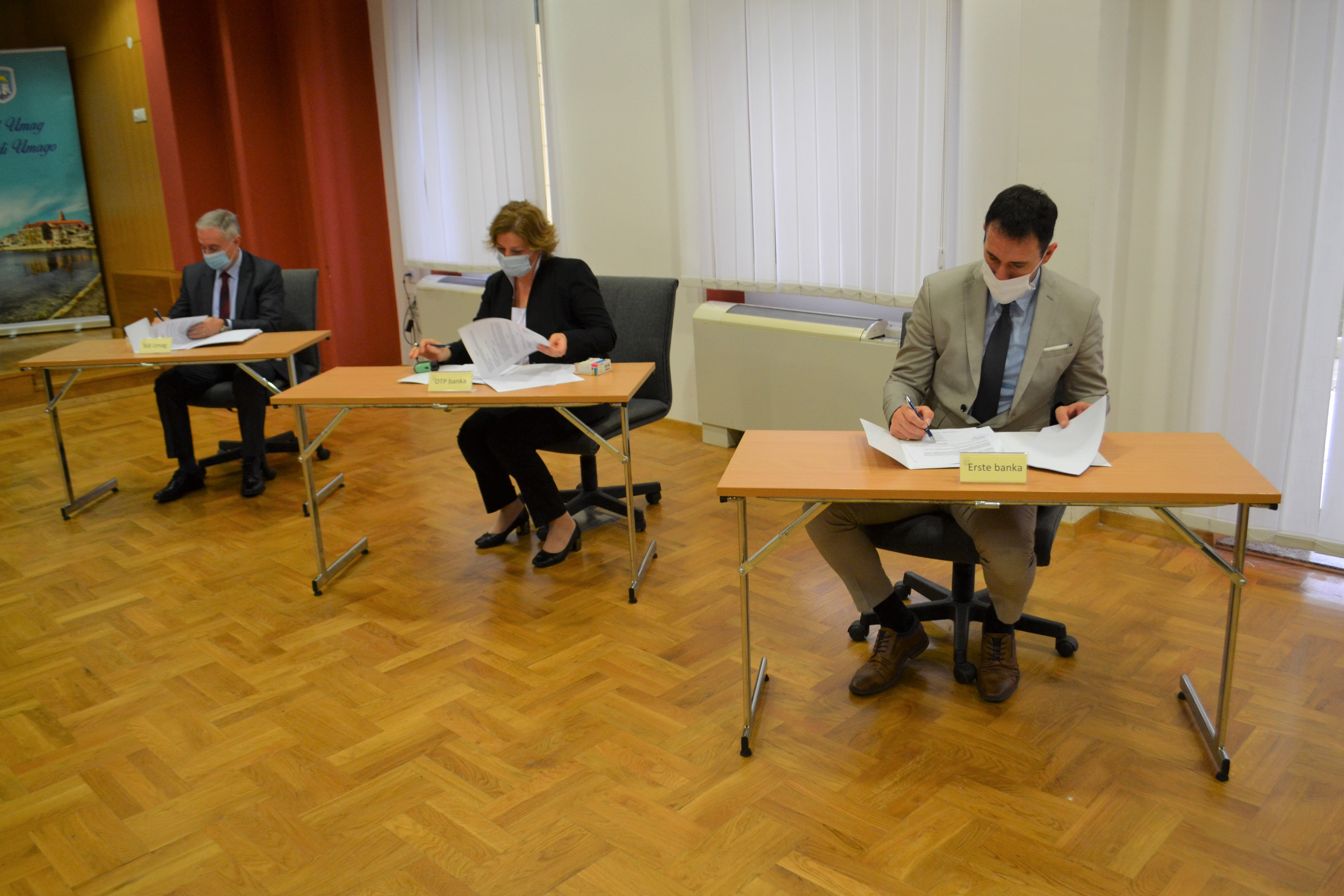 Potpisivanje-ugovora-Program_-Poduzetnik-Grad-Umag-Umago-2020_4.JPG