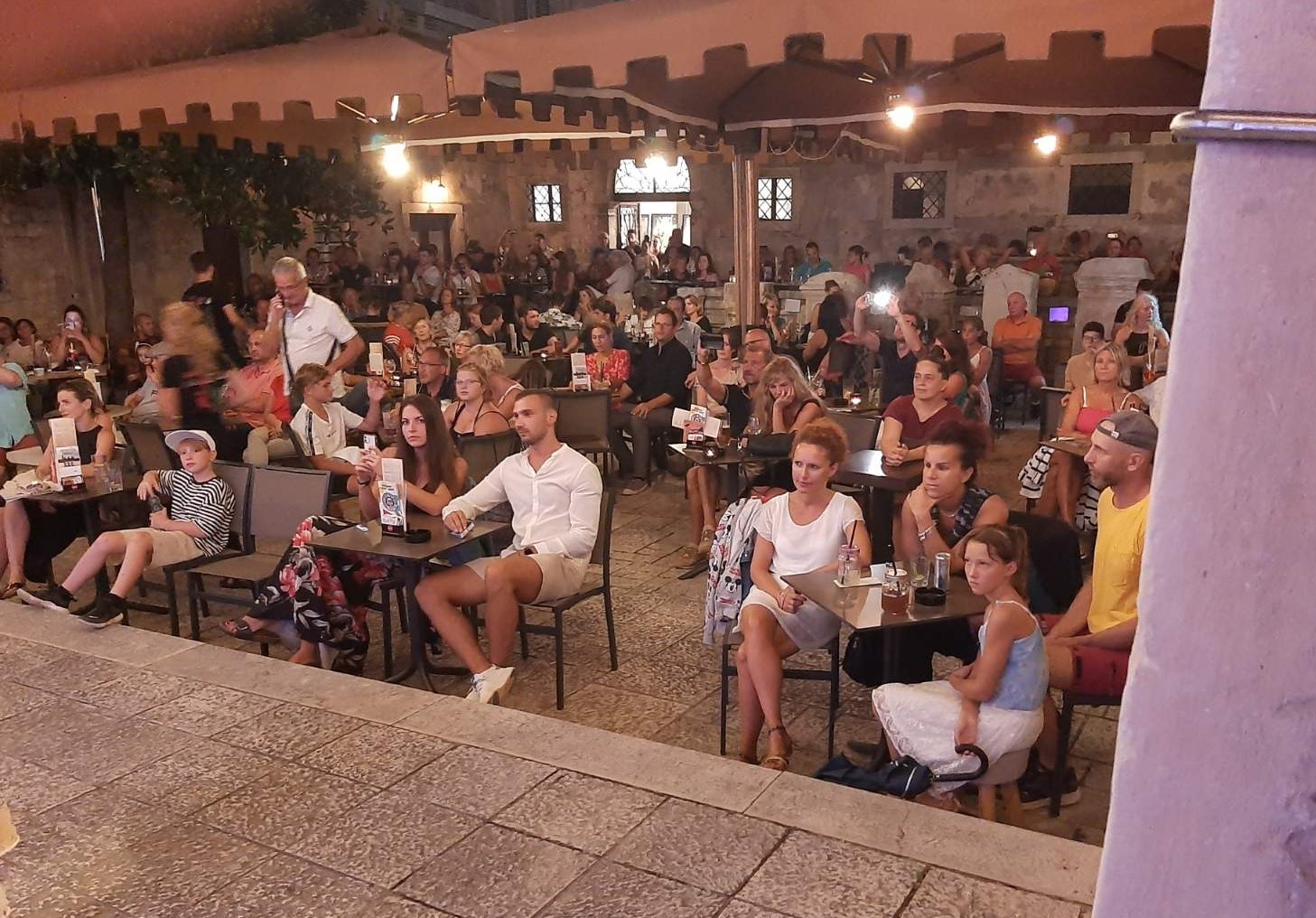 Publika_u_lapidariju.jpg
