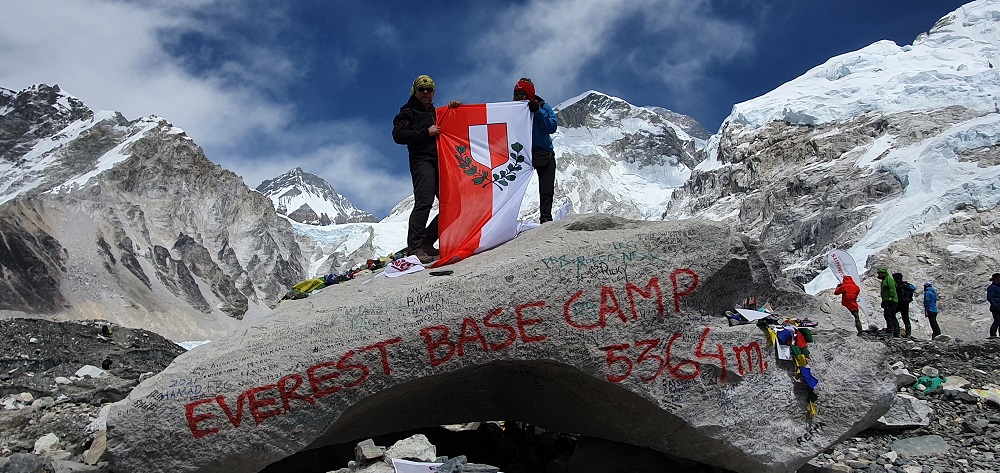 Zastava_Grada_Poreča_na_Everest_Base_Campu.jpg