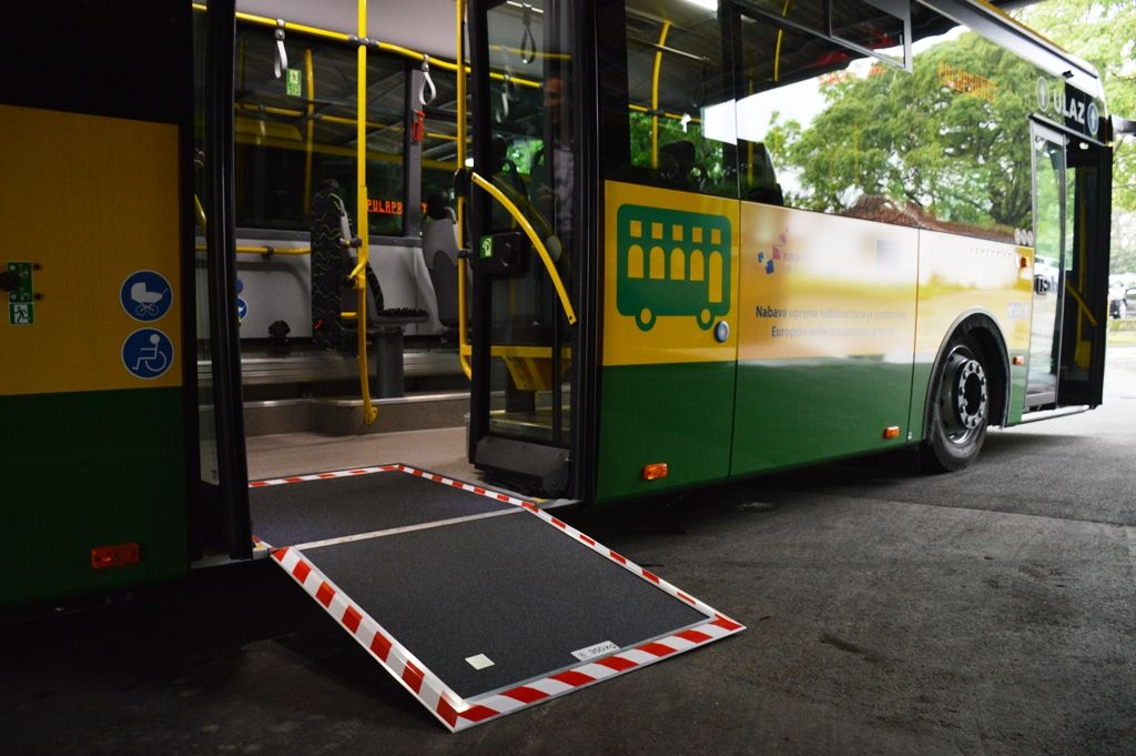 bus2.jpg